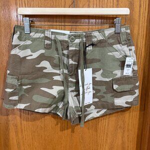 Vanilla Star cargo shorts, camouflage pattern and a drawstring waist, size S